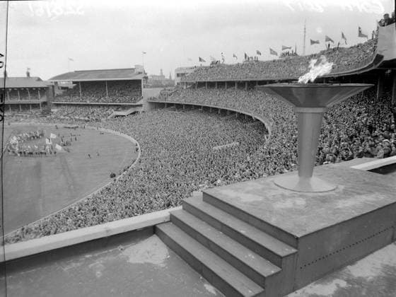 1956 Olympics Melbourne Olympic Games, Olympische Spiele, Olympia, OS 1956 The Olympic flame is extinguished during the closing ceremony. 13th December 1956 Australia  Copyright: xTopFotox 0086990