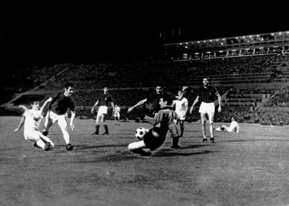Itay v Yugoslavia 1968 European Championships - Action during the replay of the European Championship, EM, Europameisterschaft between Italy (dark shirts) and Yugoslavia in Rome. Scoring two goals in the first half hour, Italy won the Championship by two goals to nil. The first match played on Saturday resulted in a 1-1 draw after extra time had been played. 10th June 1968 Italy  Copyright: xTopFotox 0109918