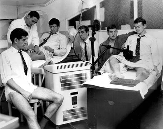 Chelsea Five Chelsea players are seen receiving treatment at Stamford Bridge after picking up injuries during the Fairs Cup match against Roma. Left to right are Peter Bonetti, trainer Harry Medhurst, Terry Venables, Marvin Hinton, Albert Murray and Eddie McCreadie. 8th October 1965. Great Britain  Copyright: xTopFotox 0111234