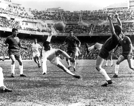 Real Madrid Real Madrid v Valencia Luis Del Sol, Real Madrid s inside right, hooks the ball past Valencia defenders to score Real Madrid s first goal in the Santiago Bernabeu stadium. Real won 4-1 to become Spanish League Champions. 5th April 1962. Spain  Copyright: xTopFotox 0149191