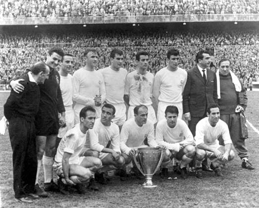 Real Madrid The Real Madrid team with the Spanish League Championship Trophy for 1961-62. Standing left to right: Sanz (Masseur), Araquistain (goalkeeper), Casado, Santamaria, Miera, Isidro, Pachin, Miguel Munoz (trainer) and Legido (Masseur). Kneeling on ground from left to right are: Tejada, Luis Del Sol, Alfredo Di Stefano, Ferenc Puskas and Gento (captain). 5th April 1962. Spain Copyright: xTopFotox 0151021
