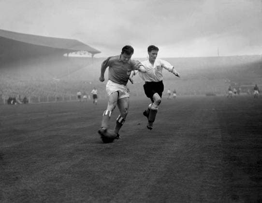 Ladislao Kubala England v Rest of the World Inside right Ladislao Kubala (Spain) (left) is closely attended by England s left half J.Dickinson as he traps the ball during the match at Wembley Stadium. 21st October 1953. Great Britain  Copyright: xTopFotox 0211122