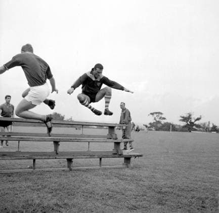 Noel Cantwell Noel Cantwell, captain of West Ham United Football Club, clears three benches piled on top of each other at the club s training ground in Chigwell, Essex during training for the 1960 61 season. 10th August, 1960. Great Britain  Copyright: xTopFotox 0241212