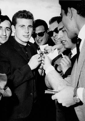 Joe Baker Joe Baker, the Hibernian and England centre forward gets a great welcome from the Torino fans after he signed a £65,000 deal to join the Italian club. 31st May 1961 Great Britain  Copyright: xTopFotox 0516653