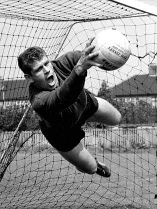 Laurie Leslie West Ham goalkeeper, Laurie Leslie, makes a save during a practice match at their new training ground at Chadwell Heath, Essex. 31st July 1962 Great Britain  Copyright: xTopFotox 0530254