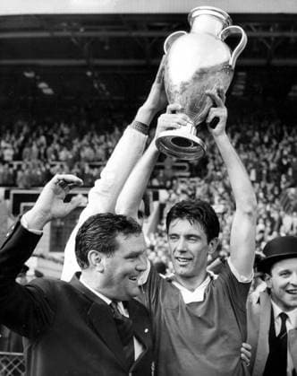 PAL 1963 European Cup Final Milan v Benfica The Milan captain Cesare Maldini holds up the European Champions Cup aloft after the presentation at Wembley. 22nd May 1963 Italy  Copyright: xTopFotox 0543468