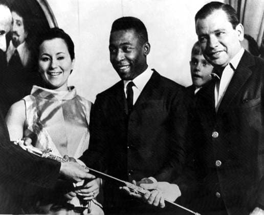 Pele Pele receiving another award, the Gold Sword, presented by the British Year Sports Book. Ernest Hecht (left), awards the International Football Year Book to Pele. Pele s wife, Rosemaire Nascimento is second left and Sao Paolo governor, Roberto De Abreu is on the right. 21st February 1968 Brazil  Copyright: xTopFotox 0546890