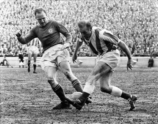 Stanley Matthews Chelsea v Stoke City 48-year old veteran, Stanley Matthews, recently voted Footballer of the Year by the Footballer s Association, in action at Stamford Bridge. Stoke City defeated Chelsea by one goal to nil. Stoke are now on top of the Second Division. 11th May 1963 Great Britain  Copyright: xTopFotox 0547414