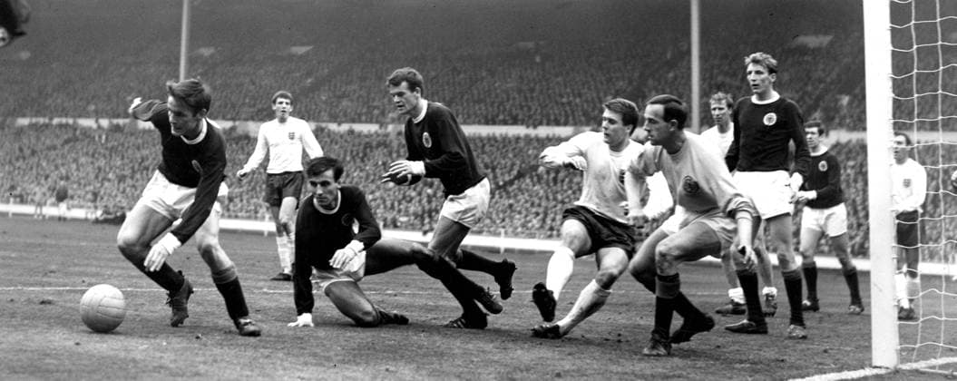England v Scotland England v Scotland in a European Championship, EM, Europameisterschaft qualifying game - Jimmy McCalliog ( 9) comes back into his own packed goalmouth to help his team clear the ball from Geoff Hurst during the second half. 15th April 1967 Great Britain  Copyright: xTopFotox 0552018