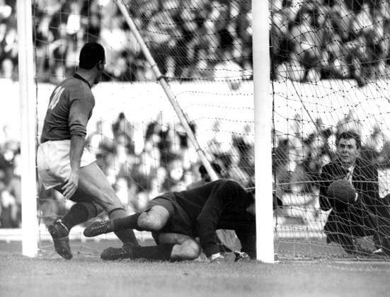 John Charles Welsh international footballer, John Charles (No.10) making his debut for Italian club, Roma, scores within ten minutes of the start of the game, much to the delight of the 90,000 crowd of Roman spectators. Well-beaten is goalkeeper, Santarelli. Roma beat Bologna, the league leaders, 3-1. Charles was transferred to Roma from Leeds United for a reported £70,000. 5th November 1962 Great Britain  Copyright: xTopFotox 0573325