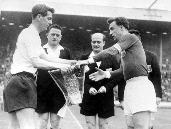 Football Wembley, Middx: England won 3 - 1 in the Football Association International Game. two captains shake hands (left) Haynes for England. 4th April 1962 Great Britain  Copyright: xTopFotox 0721899