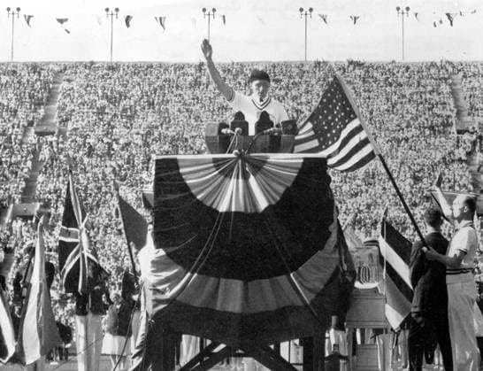 George Calnan a member of the the United States team pronounces the Olympic oath a the opening ceremony Olympic Games, Olympische Spiele, Olympia, OS Los Angeles 1932 United States  Copyright: xTopFotox 0722647