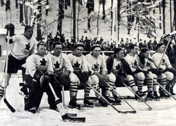 Winter Olympics 1936 Winter Olympics 1936 - Garmisch and Partenkirchen in Bavaria, Germany. Canada Ice hockey, Eishockey team, the favourites, who could only the silver medal after being beaten by Great Britain (made up mostly of Canadian ex-patriots) - TopFoto Germany  Copyright: xTopFotox 0944453