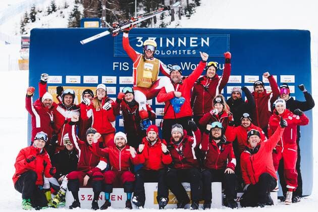 Bilder des Jahres 2022, Sport 12 Dezember Sport Themen der Woche KW51 Sport Bilder des Tages FREE STYLE - FIS SX WC Innichen INNICHEN,ITALY,21.DEC.22 - FREESTYLE SKIING - FIS World Cup, Ski Cross, ladies, men. Image shows the rejoicing of team Austria.  GEPAxpictures xDanielxGoetzhaber