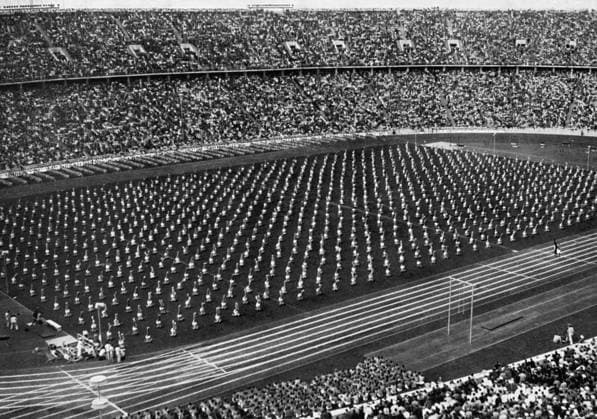 Olympic gymnastc display 1936 Olympics, Berlin - The gymnastic routine by the Germans in the full Olympic Stadium left a strong impression. (Die prazinen Gymnastik-Vorfuhrungen der deutschen Turner im vollbesetzten Olympiastadion hinterliessen einen starken Eindruck.) TopFoto Germany  Copyright: xTopFotox 1062933