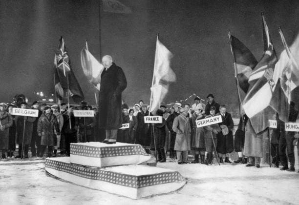 Lake Placid, 15 February 1932. IOC president Henri de BAILLET-LATOUR, declaring closed the II Olympic Winter games, Winterspiele,Spiele, Summer games surrounded by the nations flag bearers  Copyright: xTopFotox 1136265