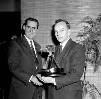John Surtees & Jack Brabham London : World motor racing, Motorsport Champion , Jack Brabham ( left ) congratulates the newly elect BBC TV Sportsman of the Year , Motor Cycle Racing Champion John Surtees , who holds his trophy after the presentation ceremony on television last night . 17 December 1959 United Kingdom England  Copyright: xTopFotox 1238776