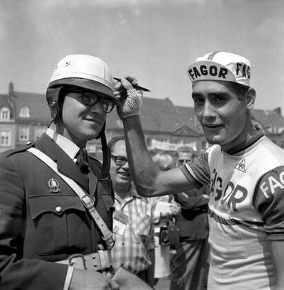 PALUPI Before starting off on the Tour de France cycle race s third lap , the Spanish leader Luis Ocana writes down his autograph for a Dutch policeman , Maastricht , Holland . 4 July 1969 Netherlands  Copyright: xTopFotox 1451609
