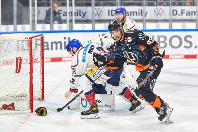 Sport Themen der Woche KW51 Sport Bilder des Tages Eric Mik (Eisbaeren Berlin 12) verliert seinen Handschuh vor dem Berliner Tor Grizzlys Wolfsburg vs. Eisbaeren Berlin, Eishockey, PENNY DEL, Saison 2022 2023, 21.12.2022 -Pressefoto Jan-Frederic Helbig Grizzlys Wolfsburg - Eisbaeren Berlin, Eishockey, Eis Arena Wolfsburg, PENNY DEL, Saison 2022 2023, 21.12.2022 Wolfsburg *** Eric Mik Eisbaeren Berlin 12 loses his glove in front of the Berlin goal Grizzlys Wolfsburg vs Eisbaeren Berlin, ice hockey, PENNY DEL, season 2022 2023, 21 12 2022 Press photo Jan Frederic Helbig Grizzlys Wolfsburg Eisbaeren Berlin, ice hockey, Eis Arena Wolfsburg, PENNY DEL, season 2022 2023, 21 12 2022 Wolfsburg Copyright: xEibner-Pressefoto Jan-FredericxHx EP_JHG