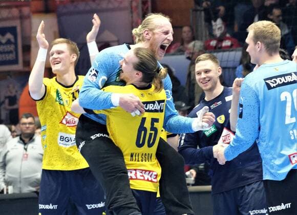 Sport Themen der Woche KW51 Sport Bilder des Tages 21.12.2022 xkhx Kassel, Rothenbach-Halle Handball DHB Pokal Achtelfinale MT Melsungen - Rhein-Neckar-Löwen Jubel nach dem Sieg ist bei Torwart Mikael Appelgren Rhein-Neckar-Löwen grenezenlos *** 21 12 2022 xkhx Kassel, Rothenbach Halle Handball DHB Cup Round of 16 MT Melsungen Rhein Neckar Löwen jubilation after victory is boundless for goalkeeper Mikael Appelgren Rhein Neckar Löwen