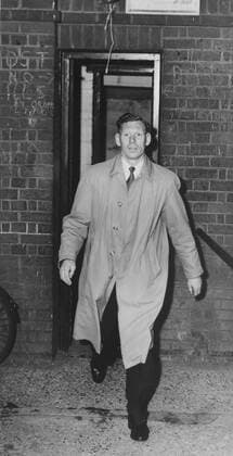 SYD OWEN LEAVING LUTON TOWN FOOTBALL GROUND 25 APRIL 1960 United Kingdom England  Copyright: xTopFotox IPU392647