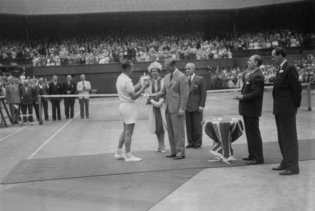 NEALE FRASER SINGLE S CHAMPION GETS HIS CUP TROPHY FROM PRINCE PHILIP - TENNIS AT WIMBLEDON 1 JULY 1960  Copyright: xTopFotox IPU396303