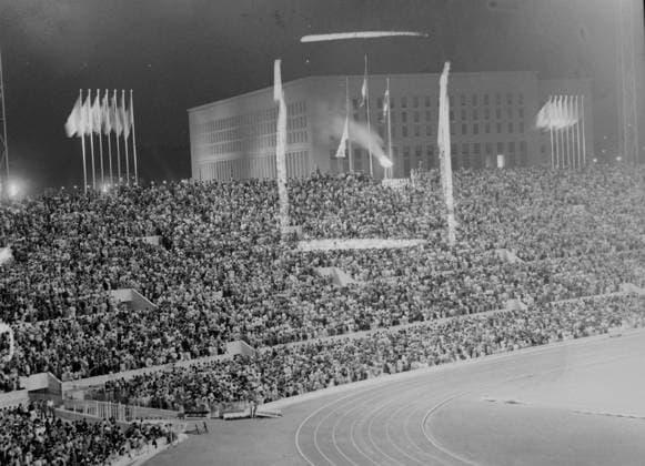 OLYMPIC GAME CLOSING CEREMONY GREEK ITALIAN JAPANESE FLGS HONOUR MA 11 SEPTEMBER 1960 Italy  Copyright: xTopFotox IPU401193