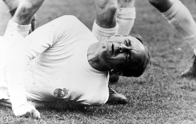 FOOTBALL REAL MADRID V OVIEDO DI STEFANO INJURED 19 FEBRUARY 1962  Copyright: xTopFotox IPU430338