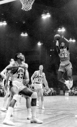 BOBBY SIMMS B BOOZER AND OSCAR ROBERTSON IN BASKETBALL ACTION 22 FEBRUARY 1962  Copyright: xTopFotox IPU430567