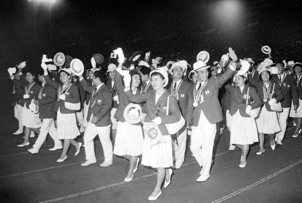 OLYMPICS, OLYMPIC GAMES - THE XVIII 18TH OLYMPIAD IN TOKYO, JAPAN - JAPANESE COMPETITORS XVIII OLYMPIAD MARCH ARENA AT CLOSING CEREMONY ; 25 OCTOBER 1964  Copyright: xTopFotox IPU487338