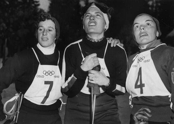 Winter Olympic Games, Olympische Spiele, Olympia, OS A winner Looks on Oslo ; Mrs A.M.Lawrence , US ( Centre ) seen after she had won the women s slalom event of the sixth Olympic Games here . At left is Madeline Bethod ( Switzerland ) and right Celina Seghi of Italy , placed fourth. 21st February 1952 Norway  Copyright: xTopFotox UPI227226-A