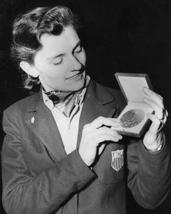Mrs Lawrence and her Gold Medal Second Gold Medal from USA women Oslo ; Mrs AM Lawrence , USA holding the second gold medal she has won in the Olympic Games, Olympische Spiele, Olympia, OS at Oslo . She gained this medal for her victory in the womens slalom event . 22nd February 1952 Norway  Copyright: xTopFotox UPI227290