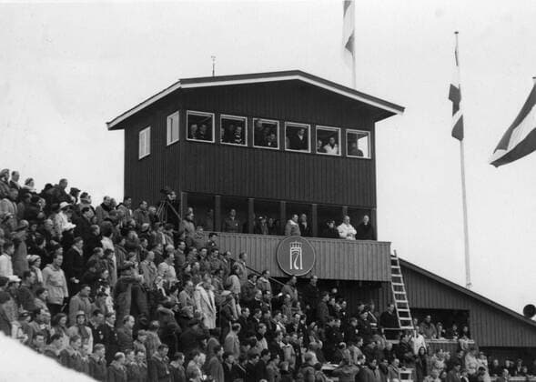 King Haakon King Hakkon of Norway at Olympic Skiing Oslo ; The Royal Box of King Haakon of Norway ( Seen extreme right , lower tier ) at the Holmenkollen Ski Jump , during the Olympic Winter games, Winterspiele,Spiele, Summer games February 25th 1952. Norway  Copyright: xTopFotox UPI227390