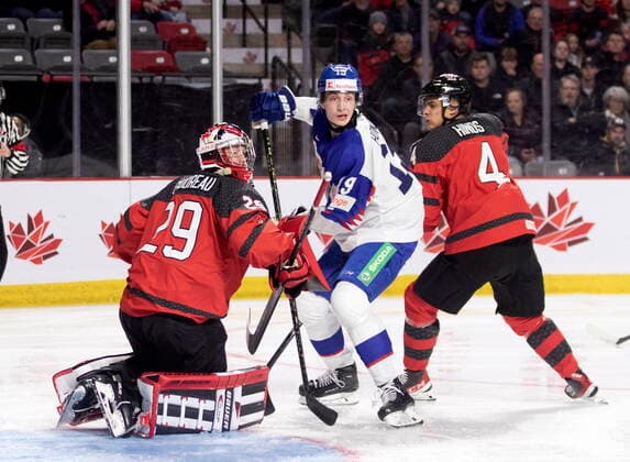 Eishockey, U20 Länderspiel, Kanada - Slowakei December 21, 2022, Moncton, NB, Canada: Canada s Benjamin Gaudreau tries to keep his eye on the play as Slovakia s Samuel Honzek and Canada™s Tyson Hinds battle during first period IIHF World Junior Hockey Championship pre-tournament hockey action in Moncton, N.B., on Wednesday, Dec. 21, 2022. Canada News - December 21, 2022  - ZUMAc35_ 20221221_zaf_c35_050 Copyright: xRonxWardx