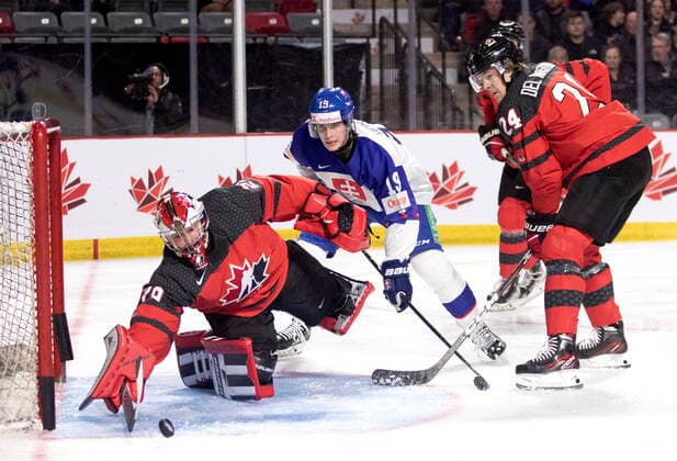 Eishockey, U20 Länderspiel, Kanada - Slowakei December 21, 2022, Moncton, NB, Canada: Canada goaltender Benjamin Gaudreau makes a stick save as Slovakia s Samuel Honzek and Canada™s Ethan Del Mastro watch the puck during first period IIHF World Junior Hockey Championship pre-tournament hockey action in Moncton, N.B., on Wednesday, Dec. 21, 2022. Canada News - December 21, 2022  - ZUMAc35_ 20221221_zaf_c35_051 Copyright: xRonxWardx
