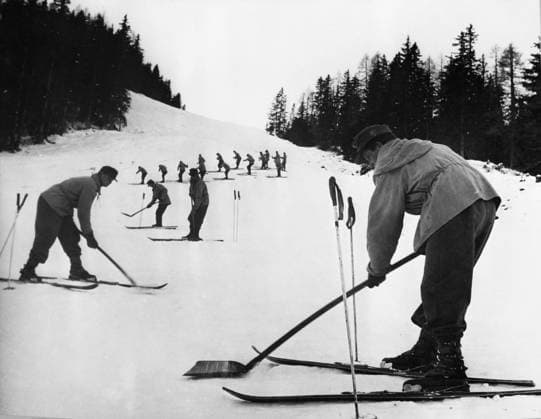 Preparations for Winter Olympics Troops of the Austrian army working on the men s downhill course , as preparations forge ahead for the 1964 Olympic Winter games, Winterspiele,Spiele, Summer games . Austria  Copyright: xTopFotox UPI449121