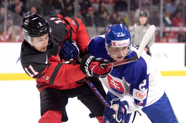 Eishockey, U20 Länderspiel, Kanada - Slowakei December 21, 2022, Moncton, NB, Canada: Canada s Dylan Guenther and Slovakia s Peter Repcik battle for position during first period IIHF World Junior Hockey Championship pre-tournament hockey action in Moncton, N.B., on Wednesday, Dec. 21, 2022. Canada News - December 21, 2022  - ZUMAc35_ 20221221_zaf_c35_052 Copyright: xRonxWardx