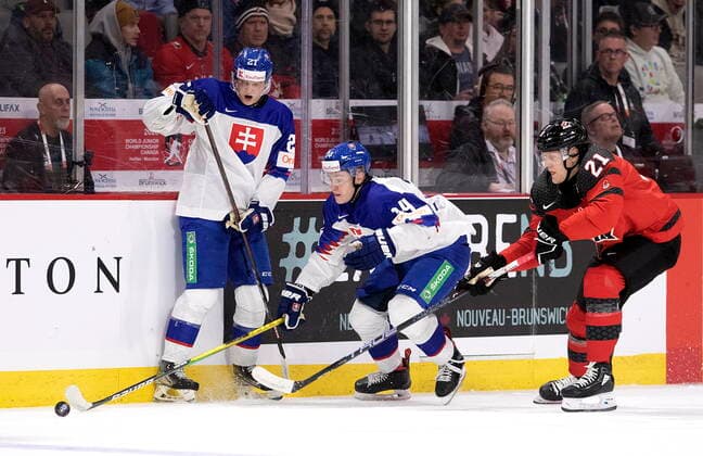 Eishockey, U20 Länderspiel, Kanada - Slowakei December 21, 2022, Moncton, NB, Canada: Slovakia s Peter Repcik and Adam Sykora follow the puck as Canada™s Nathan Gaucher gives chase during first period IIHF World Junior Hockey Championship pre-tournament hockey action in Moncton, N.B., on Wednesday, Dec. 21, 2022. Canada News - December 21, 2022  - ZUMAc35_ 20221221_zaf_c35_053 Copyright: xRonxWardx
