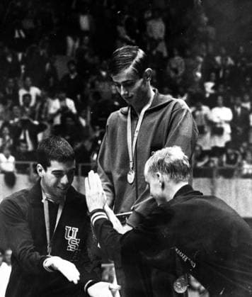 Swimming Olympic Games, Olympische Spiele, Olympia, OS Swimming Winners Roland Matthes of East Germany , occupies the winner s position ( centre ) after taking the men s 200 metre backstroke event . Second place Mitchel Ivey ( left ) of the USA , and team mate Jack Horsley , placed third , seen congraulating one another . 28th October 1968 Mexico  Copyright: xTopFotox UPI563787