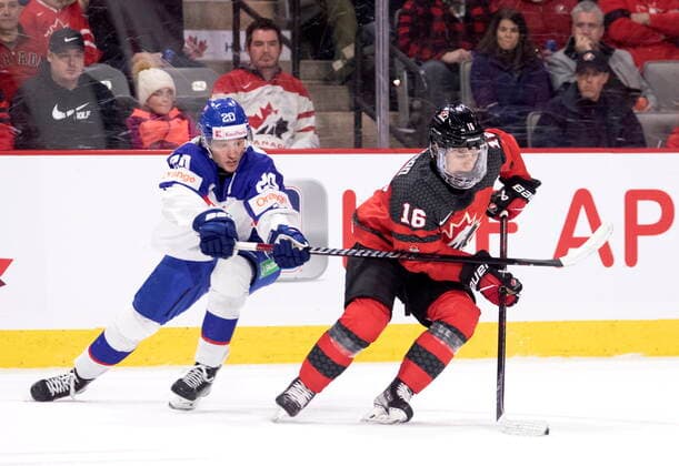 Eishockey, U20 Länderspiel, Kanada - Slowakei December 21, 2022, Moncton, NB, Canada: Slovakia s Libor Nemec tries to catch Canada s Connor Bedard during second period IIHF World Junior Hockey Championship pre-tournament hockey action in Moncton, N.B., on Wednesday, Dec. 21, 2022. Canada News - December 21, 2022  - ZUMAc35_ 20221221_zaf_c35_054 Copyright: xRonxWardx