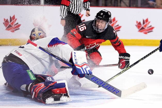 Eishockey, U20 Länderspiel, Kanada - Slowakei December 21, 2022, Moncton, NB, Canada: Canada s Connor Bedard drives to the net as Slovakia goaltender Patrik Andrisik makes a save during second period IIHF World Junior Hockey Championship pre-tournament hockey action in Moncton, N.B., on Wednesday, Dec. 21, 2022. Canada News - December 21, 2022  - ZUMAc35_ 20221221_zaf_c35_055 Copyright: xRonxWardx