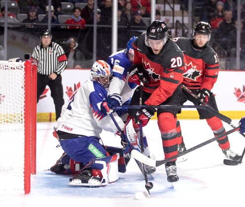 Eishockey, U20 Länderspiel, Kanada - Slowakei December 21, 2022, Moncton, NB, Canada: Slovakia goaltender Patrik Andrisik makes a stick save as Canada s Zack Ostapchuk drives the net during second period IIHF World Junior Hockey Championship pre-tournament hockey action in Moncton, N.B., on Wednesday, Dec. 21, 2022. Canada News - December 21, 2022  - ZUMAc35_ 20221221_zaf_c35_057 Copyright: xRonxWardx