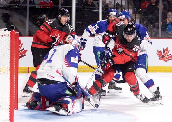 Eishockey, U20 Länderspiel, Kanada - Slowakei December 21, 2022, Moncton, NB, Canada: Slovakia goaltender Patrik Andrisik makes a stick save as Canada s Zack Ostapchuk drives the net during second period IIHF World Junior Hockey Championship pre-tournament hockey action in Moncton, N.B., on Wednesday, Dec. 21, 2022. Canada News - December 21, 2022  - ZUMAc35_ 20221221_zaf_c35_058 Copyright: xRonxWardx