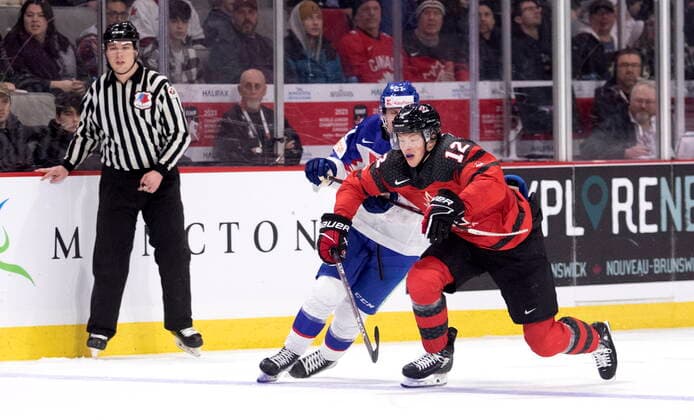 Eishockey, U20 Länderspiel, Kanada - Slowakei December 21, 2022, Moncton, NB, Canada: Canada s Reid Schaefer skates past Slovakia s Peter Repcik during second period IIHF World Junior Hockey Championship pre-tournament hockey action in Moncton, N.B., on Wednesday, Dec. 21, 2022. Canada News - December 21, 2022  - ZUMAc35_ 20221221_zaf_c35_059 Copyright: xRonxWardx