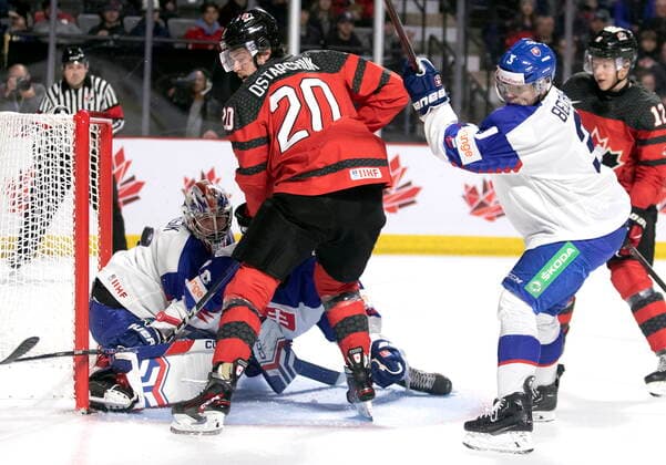 Eishockey, U20 Länderspiel, Kanada - Slowakei December 21, 2022, Moncton, NB, Canada: Slovakia goaltender Patrik Andrisik watches the puck go off the post as Canada s Zack Ostapchuk drives the net during second period IIHF World Junior Hockey Championship pre-tournament hockey action in Moncton, N.B., on Wednesday, Dec. 21, 2022. Canada News - December 21, 2022  - ZUMAc35_ 20221221_zaf_c35_060 Copyright: xRonxWardx