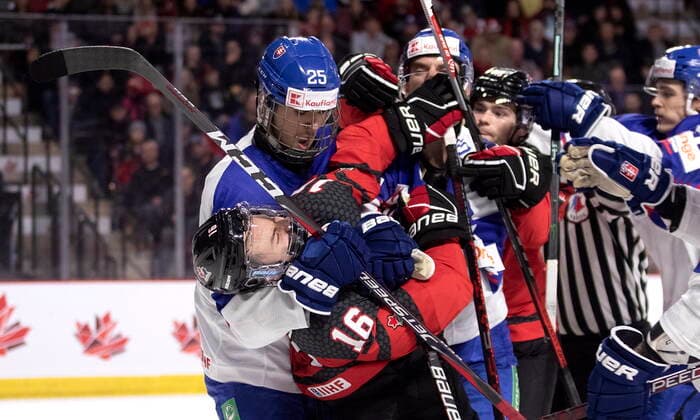 Eishockey, U20 Länderspiel, Kanada - Slowakei December 21, 2022, Moncton, NB, Canada: Canada s Connor Bedard is grabbed by Slovakia s Frantisek Dej during second period IIHF World Junior Hockey Championship pre-tournament hockey action in Moncton, N.B., on Wednesday, Dec. 21, 2022. Canada News - December 21, 2022  - ZUMAc35_ 20221221_zaf_c35_061 Copyright: xRonxWardx