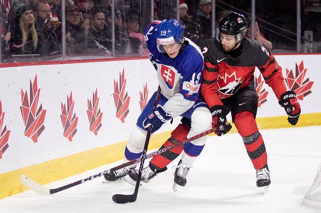 Eishockey, U20 Länderspiel, Kanada - Slowakei December 21, 2022, Moncton, NB, Canada: Slovakia s Samuel Honzek battles behind the net with Canada s Nolan Allan during third period IIHF World Junior Hockey Championship pre-tournament hockey action in Moncton, N.B., on Wednesday, Dec. 21, 2022. Canada News - December 21, 2022  - ZUMAc35_ 20221221_zaf_c35_103 Copyright: xRonxWardx