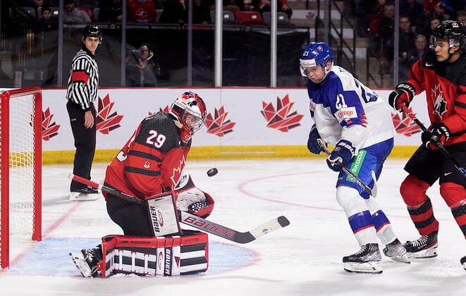 Eishockey, U20 Länderspiel, Kanada - Slowakei December 21, 2022, Moncton, NB, Canada: Canada s Benjamin Gaudreau stops Slovakia s Peter Repcik as Canada s Tyson Hinds defends during third period IIHF World Junior Hockey Championship pre-tournament hockey action in Moncton, N.B., on Wednesday, Dec. 21, 2022. Canada News - December 21, 2022  - ZUMAc35_ 20221221_zaf_c35_104 Copyright: xRonxWardx