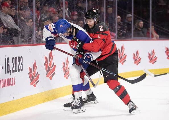 Eishockey, U20 Länderspiel, Kanada - Slowakei December 21, 2022, Moncton, NB, Canada: Slovakia s Samuel Honzek battles behind the net with Canada s Nolan Allan during third period IIHF World Junior Hockey Championship pre-tournament hockey action in Moncton, N.B., on Wednesday, Dec. 21, 2022. Canada News - December 21, 2022  - ZUMAc35_ 20221221_zaf_c35_105 Copyright: xRonxWardx