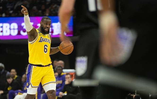 Sport Bilder des Tages December 21, 2022, Sacramento, CA, USA: Los Angeles Lakers forward LeBron James (6) gestures to teammates in the first half during a game at Golden 1 Center in Sacramento, Wednesday, Dec. 21, 2022. Sacramento USA - ZUMAj89_ 20221221_zaf_j89_005 Copyright: xPaulxKitagakixJr.x